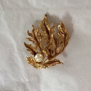 Gold & pearl pin